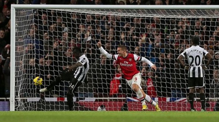 Lukas Podolski ăn mừng sau khi đưa Arsenal lên dẫn trước với cú đá cận thành.